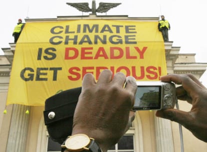 "El cambio climático es mortal. ¡Actúen!", dice la pancarta desplegada por Greenpeace ayer en Poznan.
