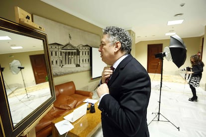 Tomás Burgos Gallego, diputado del Partido Popular, se prepara para la foto del Congreso.