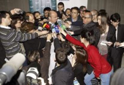 El ministro de Econom&iacute;a, Luis de Guindos, realiza declaraciones a los periodistas antes de participar en el almuerzo-coloquio organizado por la Asociaci&oacute;n para el Progreso de la Direcci&oacute;n (APD) esta semana en un hotel madrile&ntilde;o. 