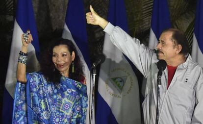 Daniel Ortega y su mujer, Rosario Murillo, celebran su victoria.
