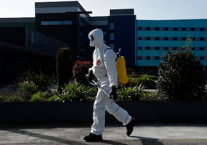 Un miembro del Ejército desinfecta el hospital Álvaro Cunqueiro de Vigo durante la pandemia.