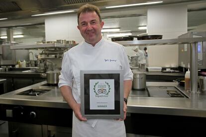 Martín Berasategui festeja en la cocina de su tres estrellas de Lasarte-Oria el reconocimiento internacional de TripAdvisor.