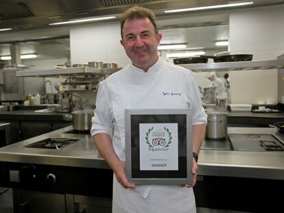 Martín Berasategui festeja en la cocina de su tres estrellas de Lasarte-Oria el reconocimiento internacional de TripAdvisor.