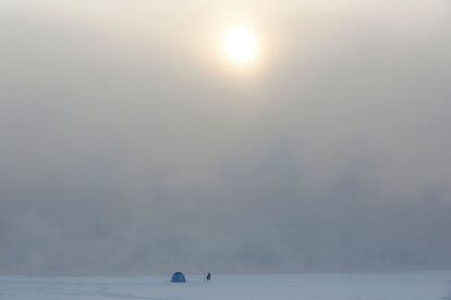 Un pescador espera sobre el río helado Yenisei, bajo unas temperaturas de -35ºC, en Krasnoyarsk (Rusia).