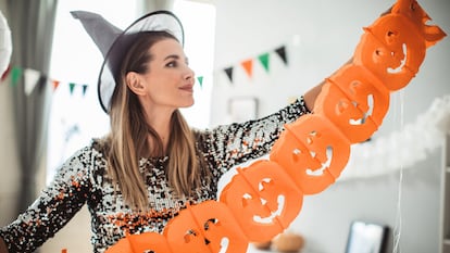 Guirnaldas, pegatinas, luces LED y más elementos decorativos con diseños de Halloween. GETTY IMAGES.