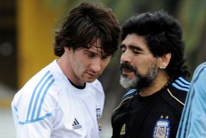 Maradona habla con Messi en la concentración de Argentina.
