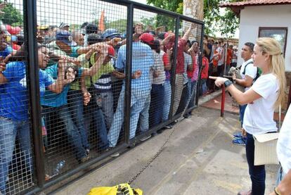 Seguidores de Nicolas Maduro increpan a Lilian Tintori en Guarico, donde resultó asesinado en un mitin el opositor Luis Manuel Díaz.