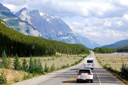 La Transcanadiense, la autopista más larga del mundo. Desde el océano Atlántico hasta el Pacífico, la arteria principal de Canadá tiene nada menos que 7.800 kilómetros, siendo una de las autopistas más largas del mundo. La Trans-Canada Highway va desde St John’s (Terranova) hasta Victoria (Columbia Británica) y atraviesa todo el país, pasando por puntos imprescindibles como el Gros Morne National Park, la isla de Cabo Bretón, la ciudad de Quebec, el Banff National Park, el Yoho National Park, además de ciudades como Montreal, Ottawa, Calgary y Vancouver. Esta carretera es uno de los orgullos canadiense: se completó en 1971, con parámetros muy modernos para facilitar la conducción, y es muy popular entre mochileros, para quienes existe una gran cantidad de albergues a lo largo del camino. Hay muchos que lo hacen en coche compartido entre distintas etapas. También es una ruta perfecta para hacer en camper o autocaravana. Si se hace conduciendo, parando en los hitos principales, se tarda más o menos un mes en completarla, pero si se prefiere el tren, está la alternativa del Transcanadiense, un mítico tren de Toronto a Vancouver que recorre 4.000 kilómetros y permite paradas en diversos puntos.