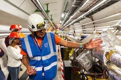 Un científico habla con algunos de los visitantes del CERN, el mayor laboratorio del mundo para la investigación de la física de partículas, durante las Jornadas de Puertas Abiertas, en septiembre de 2019 (Suiza).