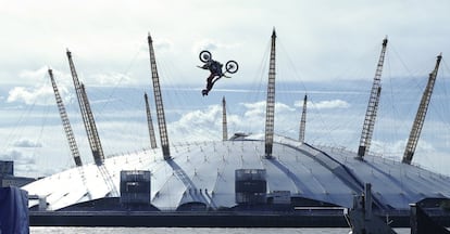 Travis Pastrana, haciendo un mortal hacia atrás sobre el río Támesis con un espacio de 21 metros entre dos barcas con el Millenium Dome al fondo. 