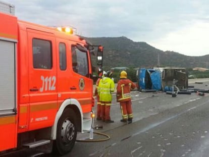 Un camión cargado de nitrógeno vuelca en la A-7 en El Puig