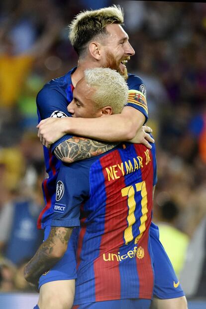 Messi celebra su segundo gol con Neymar.