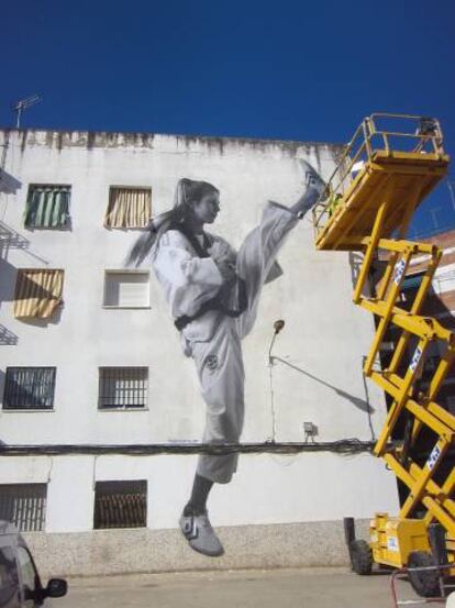 Fotomural de María Ballesteros, tricampeona de taekwondo, en Córdoba.