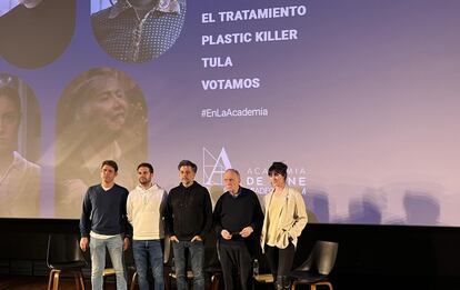 De izquierda a derecha: Santiago Requejo, director de 'Votamos'; Álvaro Carmona, director de 'El Tratamiento'; José Pozo, director de 'Plastic Killer'; Fernando Méndez-Leite, director de la Academia de Cine, y Beatriz de Silva, directora de 'Tula'.