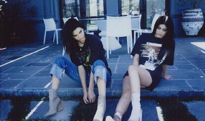 Kendall y, a la derecha, Kylie Jenner, con las camisetas de la pol&eacute;mica en una imagen difundida, y ya retirada, por su marca de ropa.