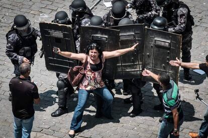 Manifestante pede calma aos colegas de protesto.