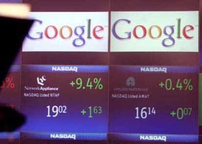 Un logotipo del buscador de Internet Google aparece en una pantalla de la sede del Nasdaq.