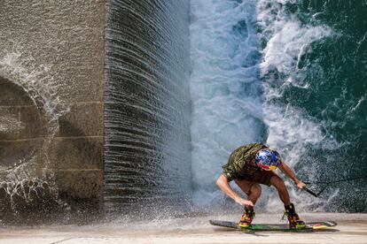 El atleta Dominik Hernler practica wakeboard en Salzburgo, Austria. Categoría ' Masterpiece'.