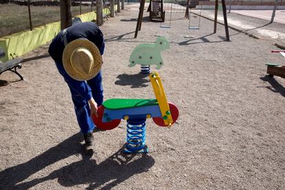 Said al Ghoury arregla un juguete en el parque de juegos de Visiedo. Los vecinos del pueblo le llaman 'El curri', por ser muy trabajador. Said nunca había vivido en un pueblo tan pequeño y tan rural. Por eso, a veces echa de menos Barcelona. "Pero mis hijas están encantadas aquí y eso te quita todas las dudas", asegura.