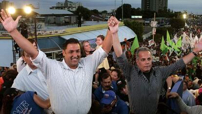 Los candidatos opositores Manuel Rosales (derecha) y Pablo Pérez, en un mitin el miércoles en Maracaibo.