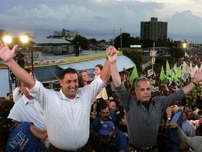Los candidatos opositores Manuel Rosales (derecha) y Pablo Pérez, en un mitin el miércoles en Maracaibo.