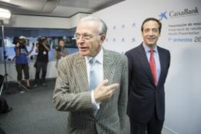 El presidente de CaixaBank, Isidro Fainé, junto con el nuevo consejero delegado, Gonzalo Gortázar.