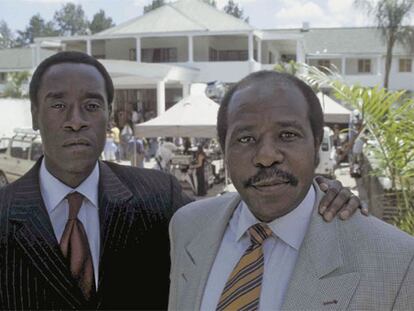 Paul Rusesabagina (derecha) junto a Don Cheadle, el actor que lo interpretó en la película 'Hotel Ruanda' en 2004.