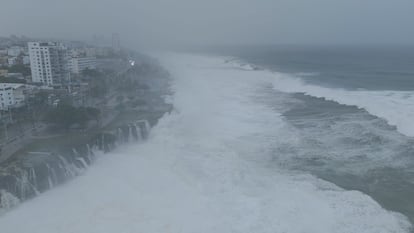 Una ola rompe contra el malecón de Santo Domingo, República Dominicana.
