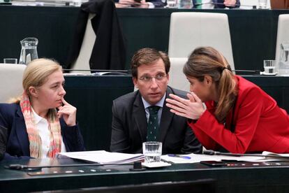 El alcalde de Madrid, José Luis Martínez Almeida, entre Inmaculada Sanz y Andrea Levy durante el Pleno del Ayuntamiento.