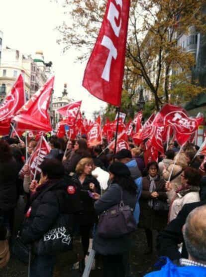 Protesta de limpiadoras frente a Educación.