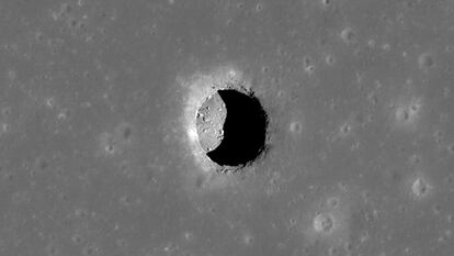 Pozo de 100 metros de ancho en el mar de la Tranquilidad en la Luna, en una imagen tomada por la sonda 'Lunar Reconnaissance Orbiter'.