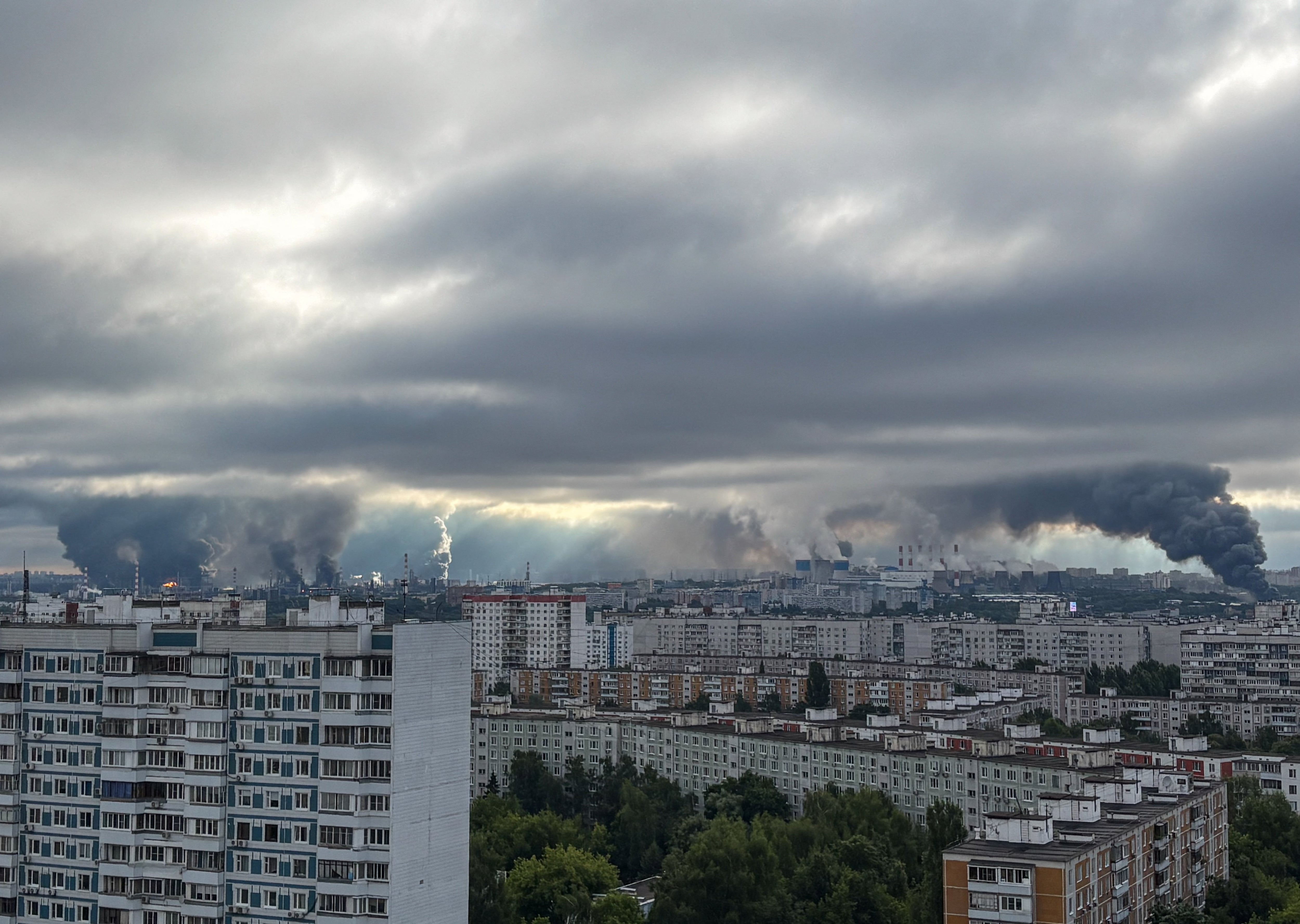 Ucrania golpea de nuevo la mayor refinería de Moscú y causa una gran humareda en la ciudad