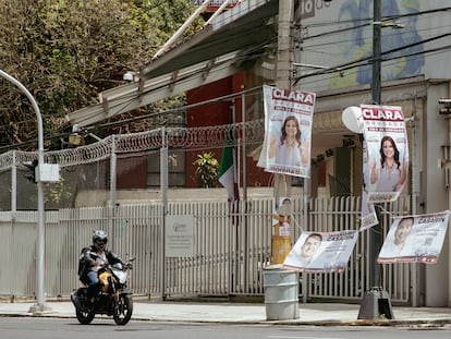 Propaganda electoral cuelga de los postes de la Ciudad de México, el 4 de abril de 2024.