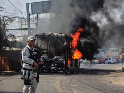 Hombres armados incendiaron un camión urbano de transporte público el 2 de agosto de 2023 en Acapulco, Guerrero.