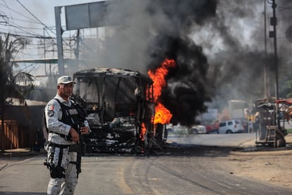 Personal de la Guardia Nacional resguarda la zona donde un camión fue incendiado en la ciudad costera de Acapulco, Guerrero.
