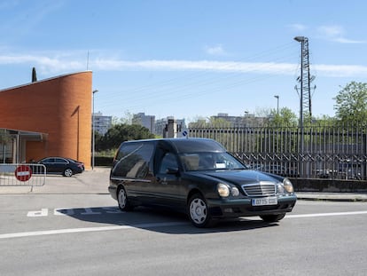 Un coche fúnebre sale del Tanatorio Sur en dirección al cementerio de Carabanchel.