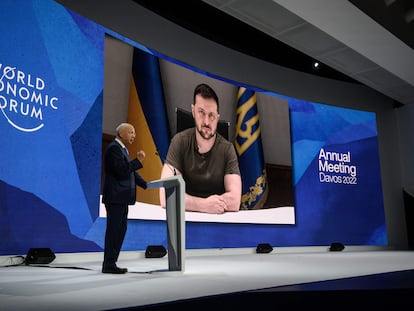 El fundador del Foro de Davos, Klaus Schwab, daba la bienvenida el lunes al presidente ucranio, Volodímir Zelenski, quien abrió la cita en la ciudad suiza en una intervención por videoconferencia.