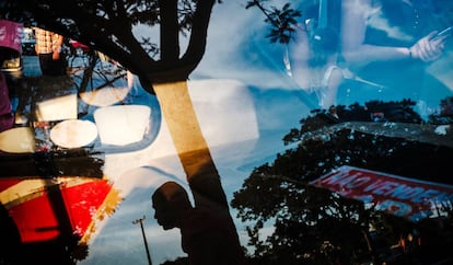 Homem refletido em vidro de carro em encontro do Clube do Opala. Brasília, 2017.