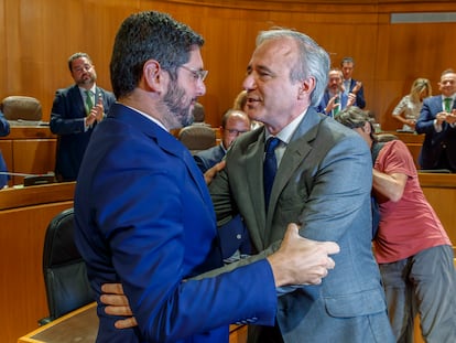 El popular Jorge Azcón (derecha) saluda al portavoz de Vox y ya vicepresidente primero, Alejandro Nolasco, tras ser investido como presidente de Aragón durante la segunda jornada de debate este jueves, en Zaragoza.