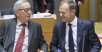 El presidente de la Comisi&oacute;n Europea, Jean-Claude Juncker (izquierda), conversa con Donald Tusk.