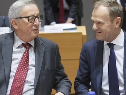 El presidente de la Comisi&oacute;n Europea, Jean-Claude Juncker (izquierda), conversa con Donald Tusk.