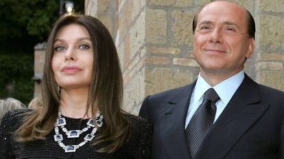 Silvio Berlusconi, con su exesposa Veronica Lario en 2004.