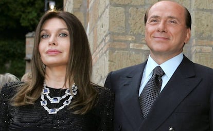 Silvio Berlusconi, con su exesposa Veronica Lario en 2004.