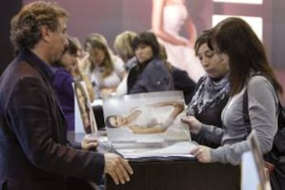 Dos mujeres observan unos catálogos de vestidos de novias. EFE/Archivo