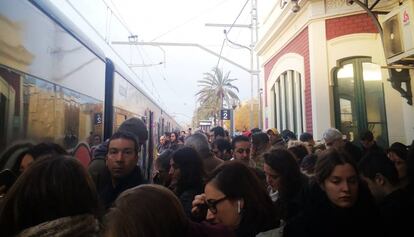 Pasajeros esperando en el andén de la estación de Montgat.