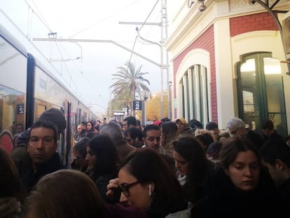 Pasajeros esperando en el andén de la estación de Montgat.