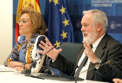 El ministro de Agricultura, Medio Ambiente y Alimentación, Miguel Arias Cañete (d), junto a la consejera de Medio Ambiente y Ordenación del Territorio de la Comunidad de Madrid, Ana Isabel Mariño. EFE/Archivo