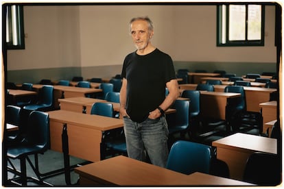 Mariano Fernández Enguita, catedrático emérito de Sociología, posa en un aula de la Facultad de Educación de la Complutense.