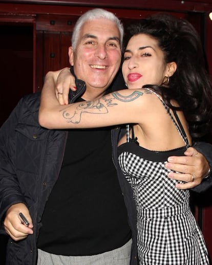 La cantante abrazada a su padre, Mitchell Winehouse.