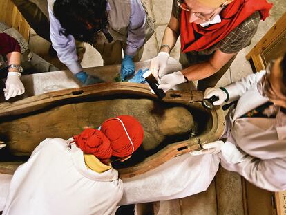 Recogida de muestras en el interior de la Dama Blanca, apodo de un ataúd hallado en 2003 en la tumba de Djehuty, y (arriba) Ushebty de madera.